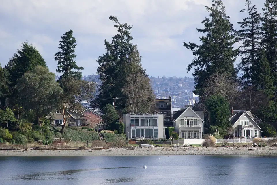 Shoreline or streets near Yarrow Point, sample photograph